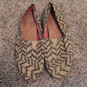 Women’s toms size 7